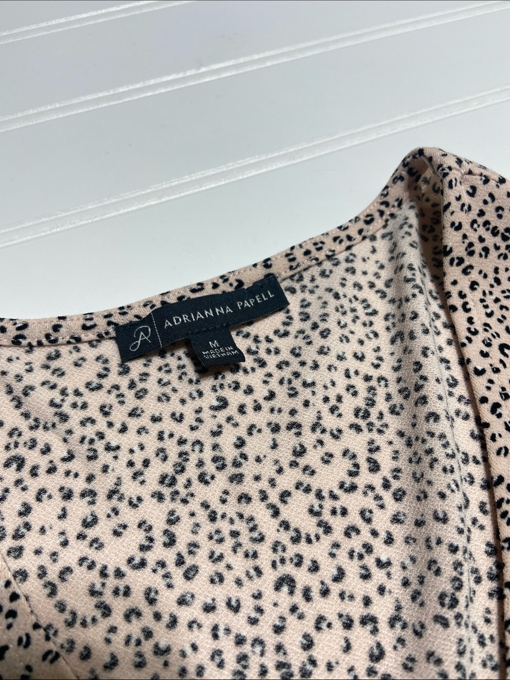 Adrianna Papell Cheetah Print V-Neck Flutter Sleeve Blouse M Smart Casual EUC - Picture 3 of 9
